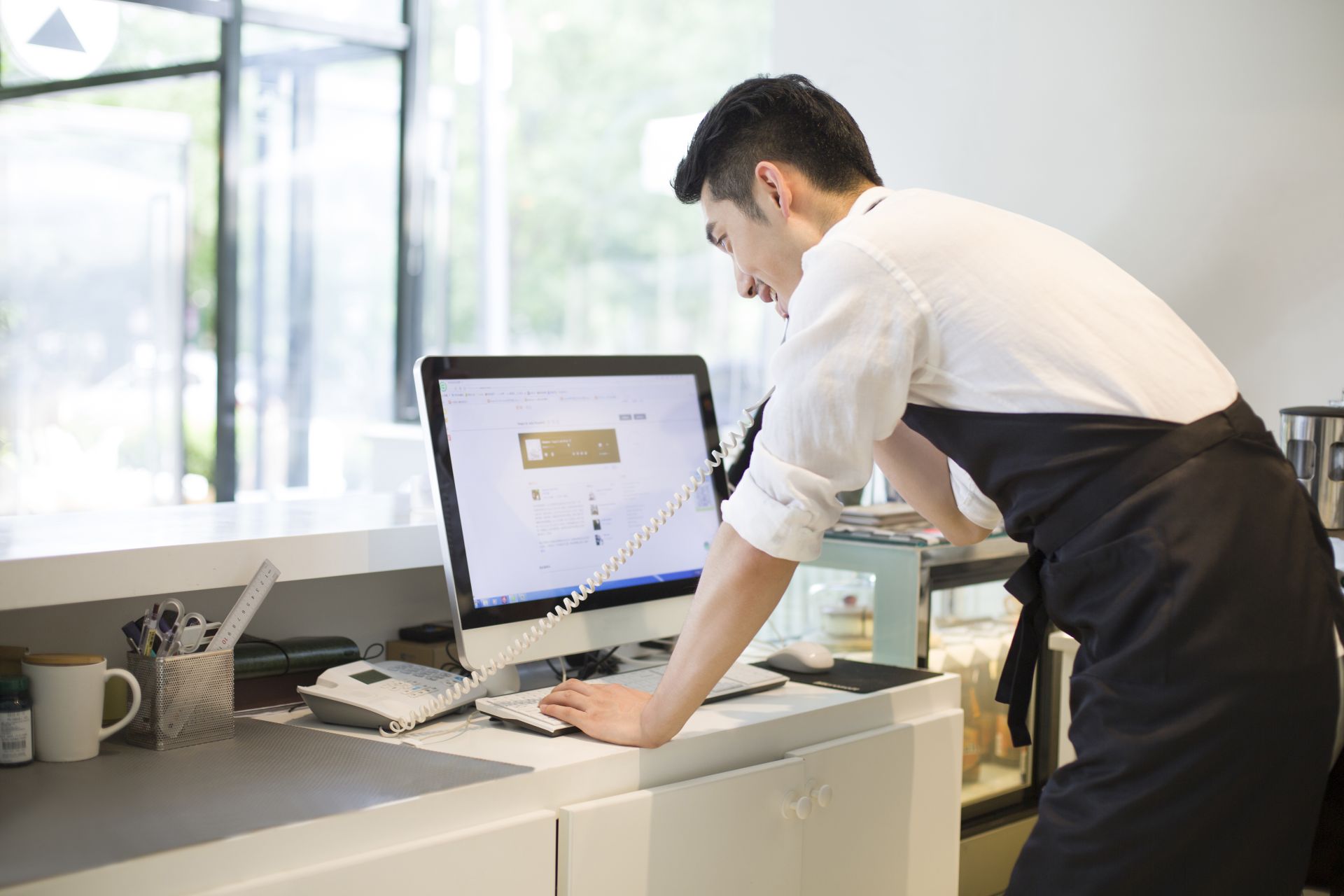 Pequeño comercio utilizando soluciones Xerox para impresión eficiente