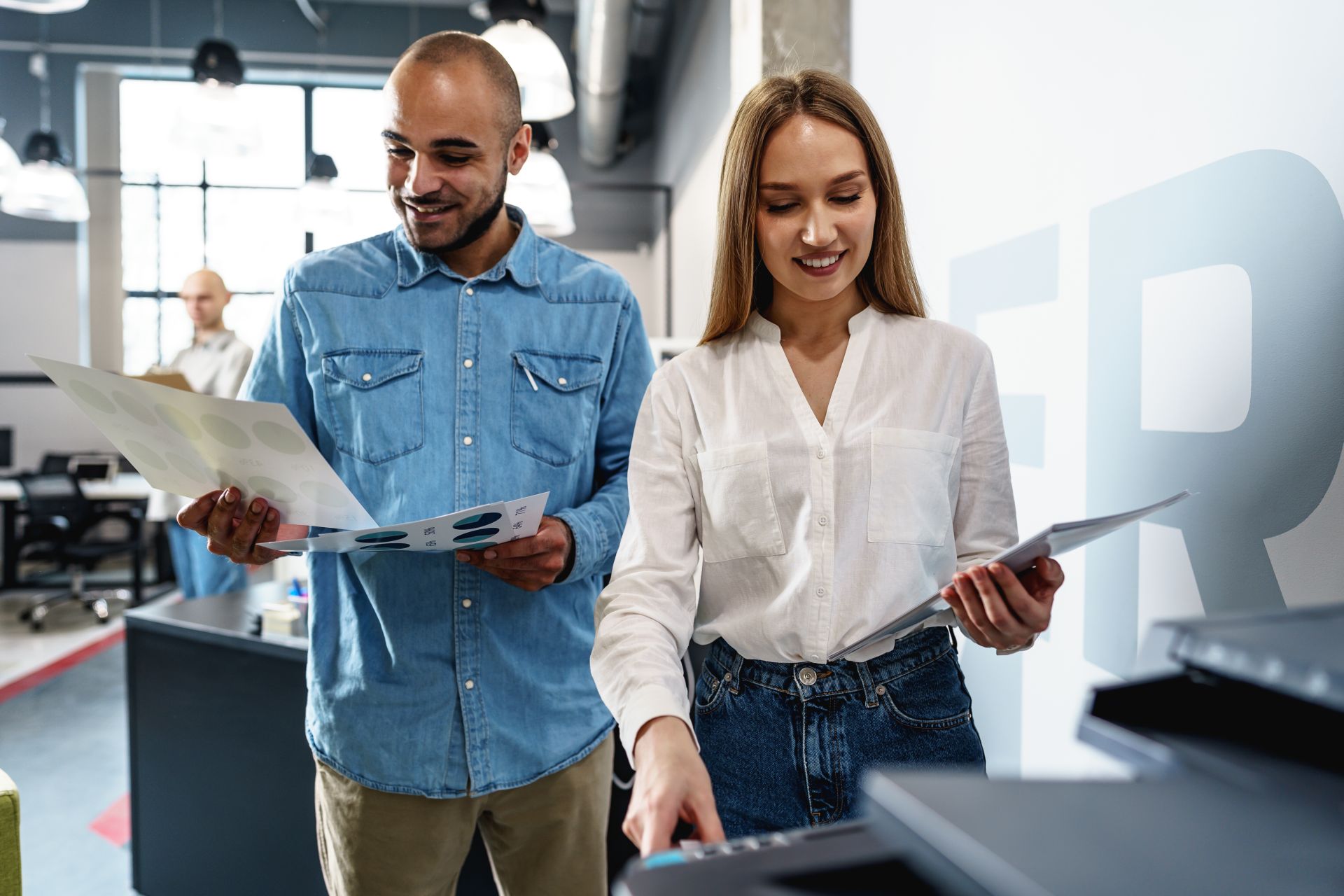 Empleados gestionando impresoras multifunción Xerox en oficina moderna